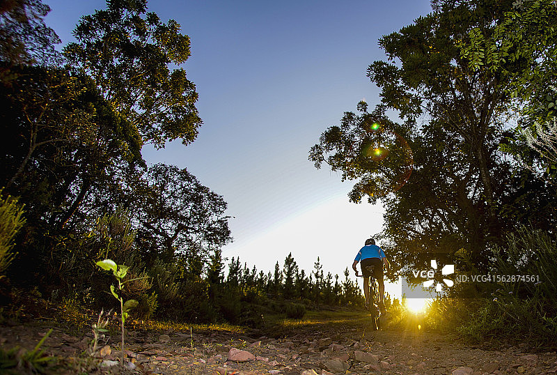 山地自行车骑行者在南非林波波省Fundudzi营地的众多小径之一骑行图片素材