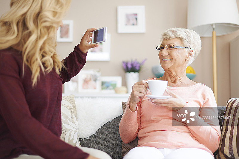 奶奶，笑一笑！我在给你拍照。波兰德比察图片素材