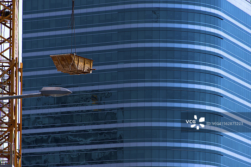 安哥拉罗安达湾：玻璃幕墙摩天大楼前的起重机图片素材