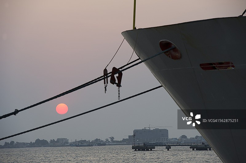 安哥拉罗安达湾，停泊船只后的日落图片素材