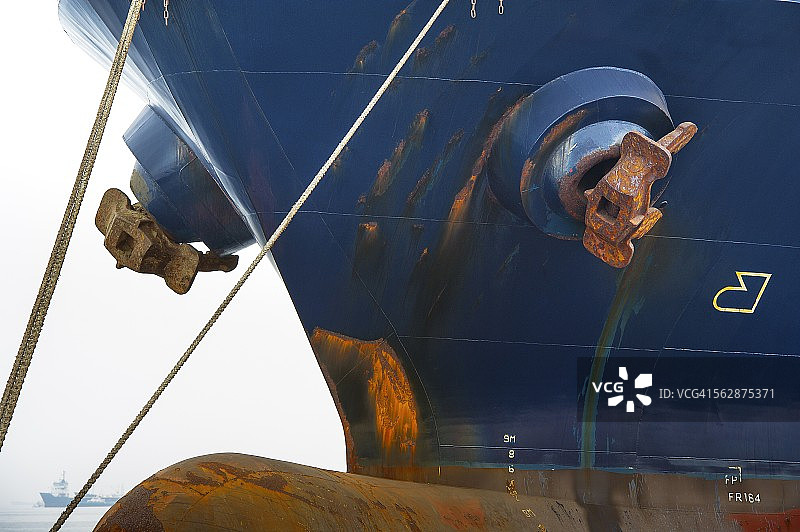 轮船船首锚联轴器，安哥拉罗安达湾图片素材