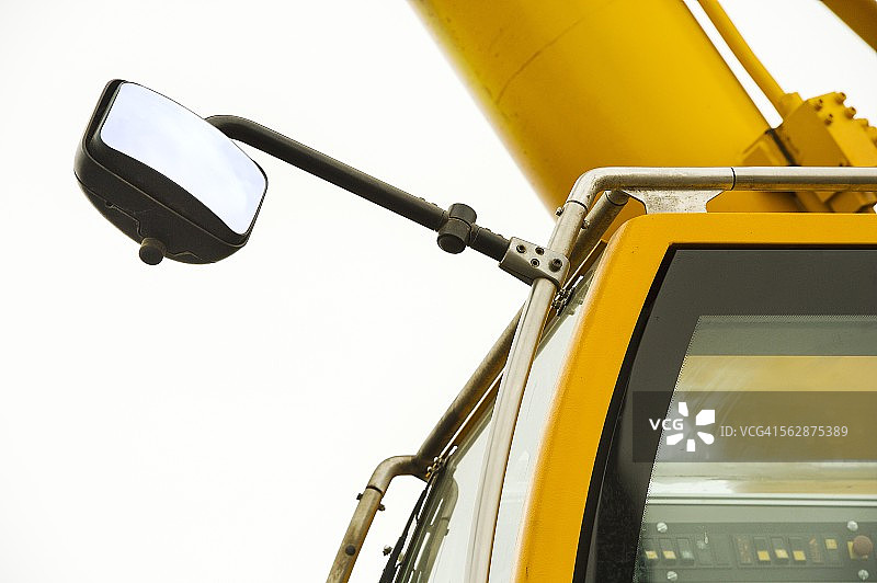 安哥拉罗安达湾的起重机驾驶室和后视镜图片素材