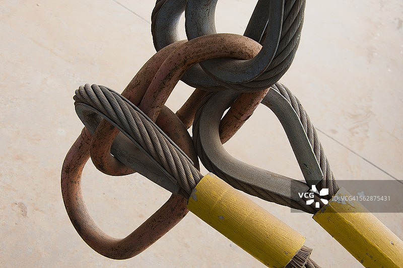 连接链条的重型电缆，安哥拉罗安达湾图片素材