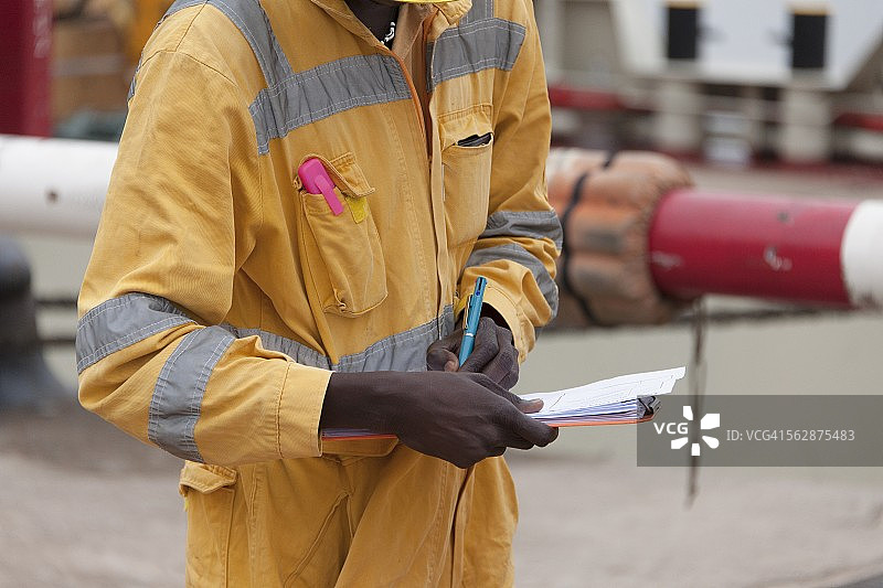 在笔记本上写作的男人，安哥拉罗安达海湾图片素材