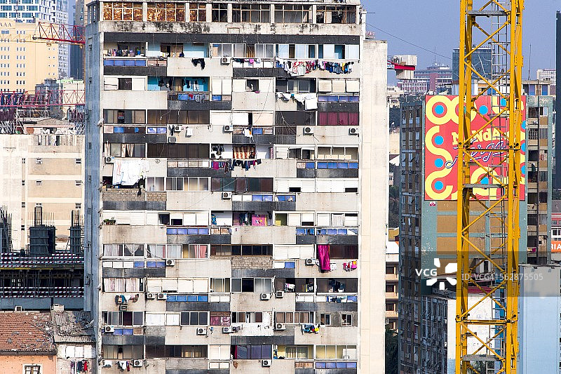 安哥拉罗安达湾破旧的公寓楼图片素材