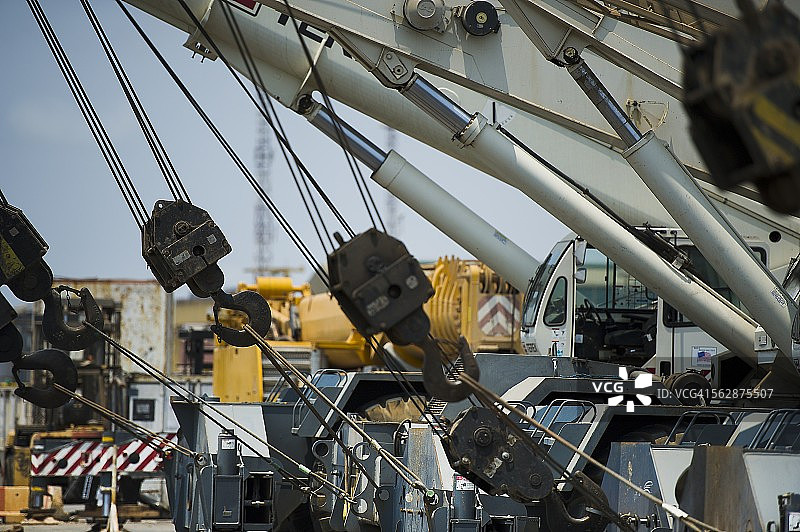 安哥拉罗安达湾排列的起重机图片素材
