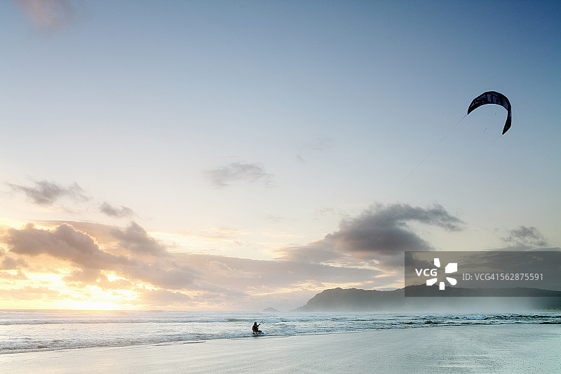 南非西开普省塞奇菲尔德的日落风筝冲浪图片素材