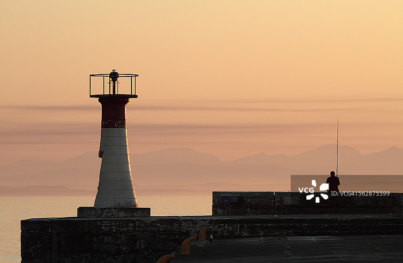南非西开普省卡尔克湾港黎明时分的钓鱼活动图片素材