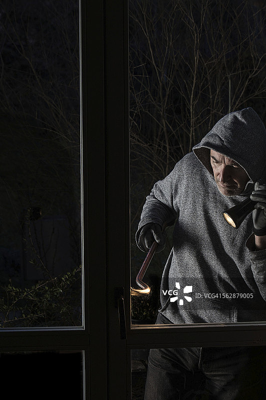 男人闯入建筑物图片素材