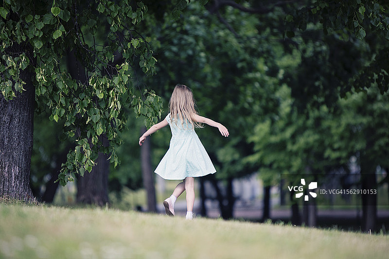 女孩在户外玩耍图片素材