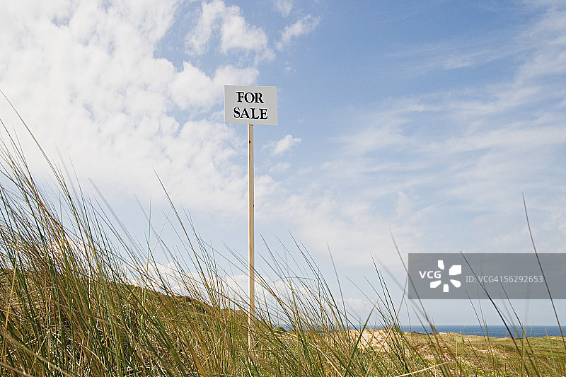 海岸附近的待售标志图片素材