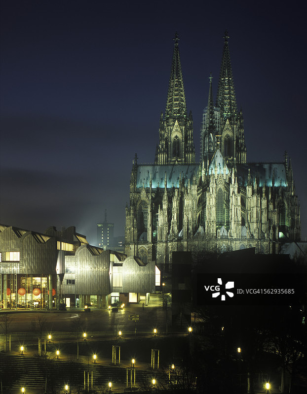 科隆大教堂和爱乐音乐厅夜景，德国北莱茵-威斯特法伦图片素材