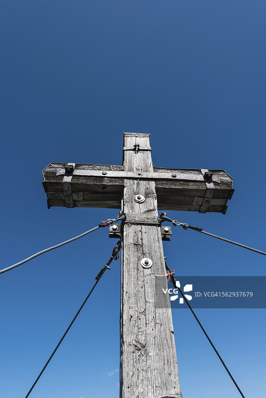 德国贝希特斯加登国家公园耶纳峰顶的十字架图片素材