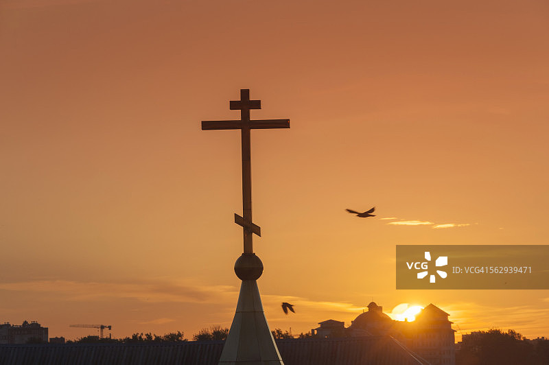 俄罗斯东正教教堂的十字架，日落，俄罗斯加里宁格勒州图片素材