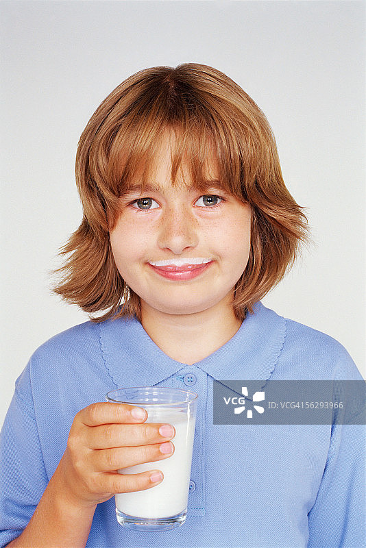 嘴边沾着牛奶的女人图片素材