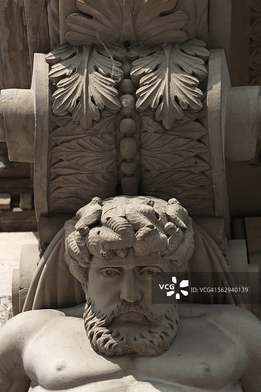 德国巴伐利亚埃尔兰根老城区教堂广场的新文艺复兴阿特拉斯雕塑图片素材