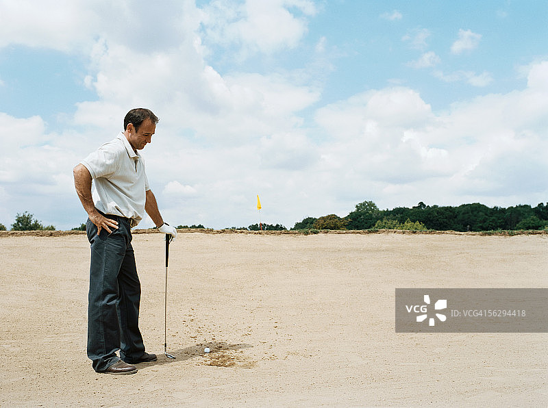 沙坑中的高尔夫球手图片素材