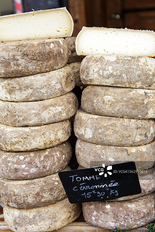 法国阿尔卑斯山莱热茨当地市场的芝士图片素材