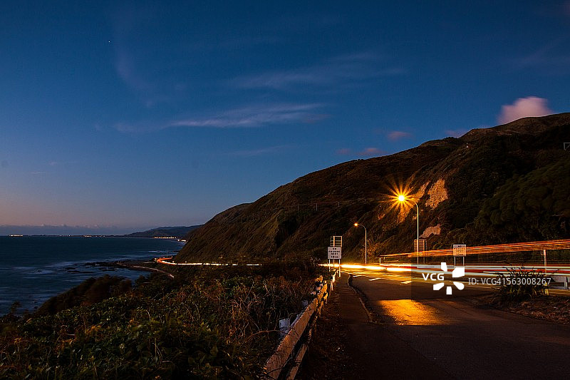 海湾周围的光轨图片素材