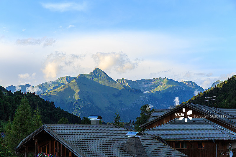 法国阿尔卑斯山 Les Gets 村庄的景色图片素材