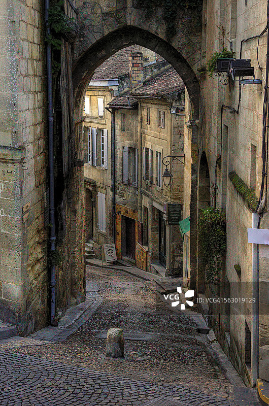 圣埃米利翁村庄的古老鹅卵石街道图片素材