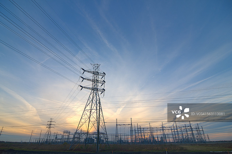 夕阳下的电力线图片素材