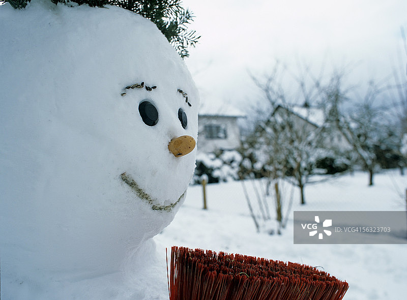 雪人和扫帚特写图片素材