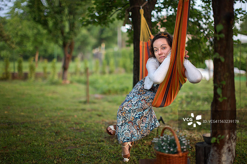 倚靠在吊床上的女人图片素材
