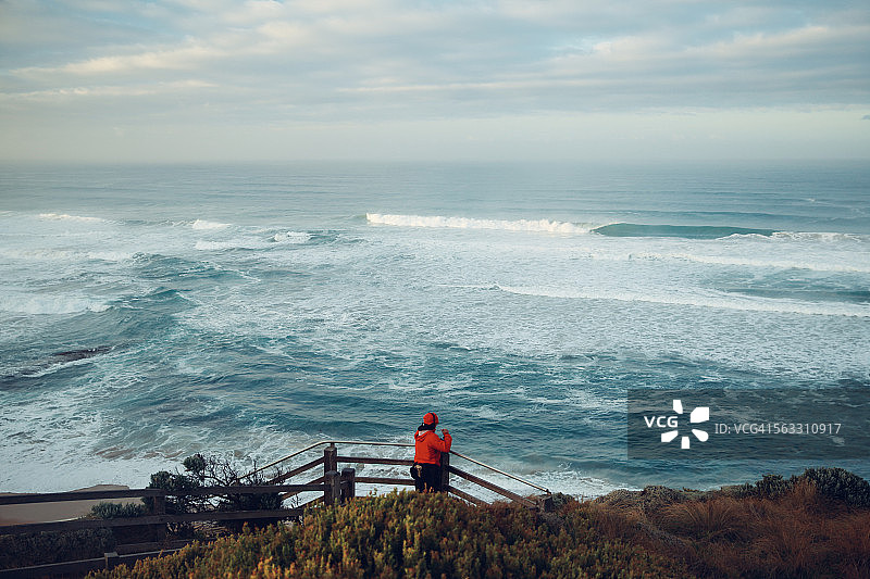 站在海边的红衣男孩图片素材