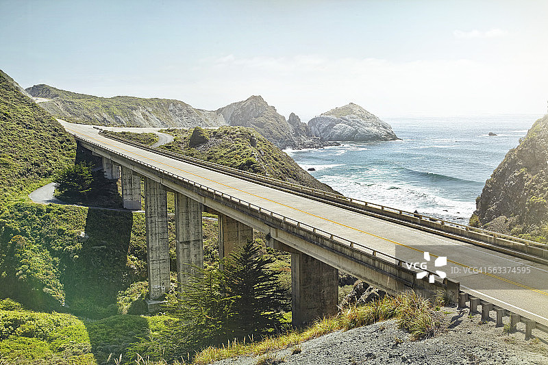 俯瞰大海的空桥图片素材