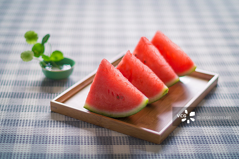 放在布上的西瓜切片图片素材