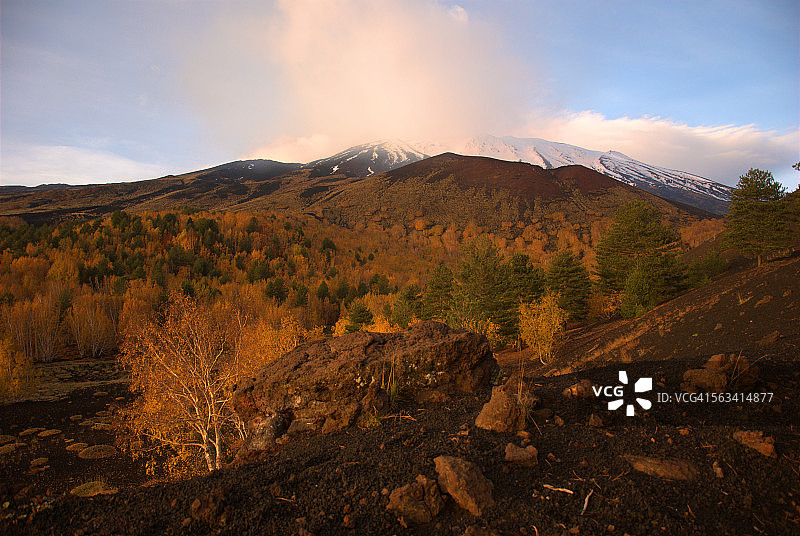 萨托里乌斯陨石坑图片素材