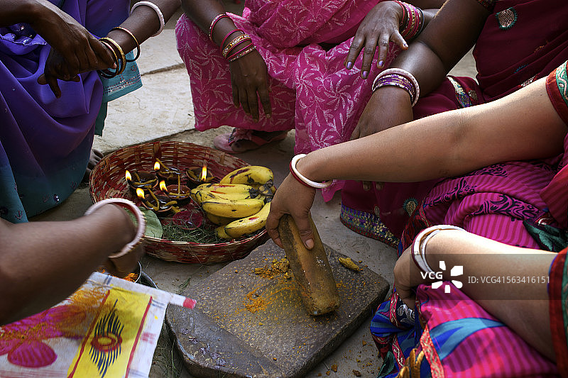 印度女人在婚礼上准备姜黄图片素材