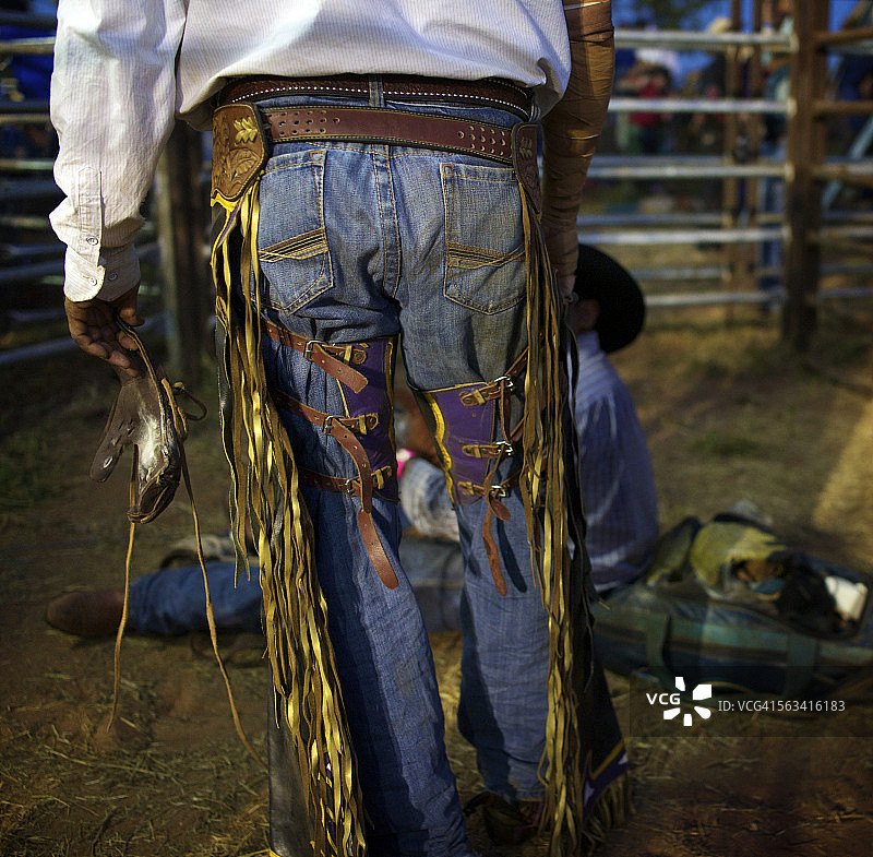 身穿皮革竞技服装的牛仔图片素材