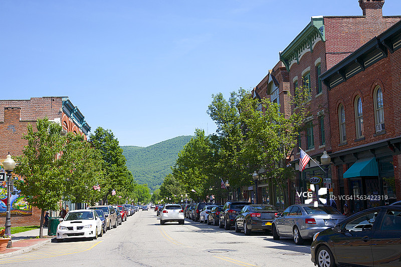 远山下的小城市图片素材