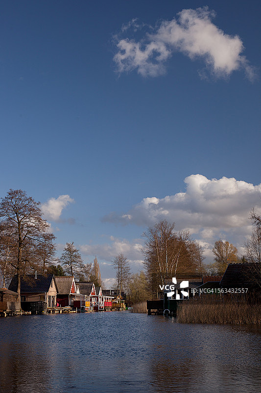河流附近的春天图片素材