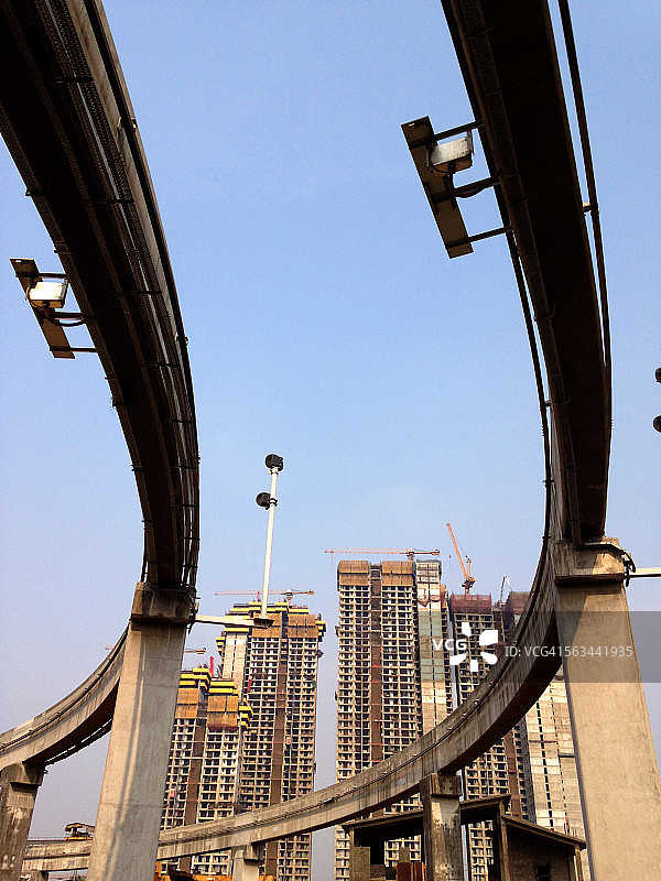 单轨铁路和高层建筑图片素材