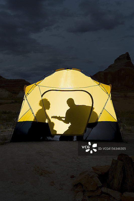 帐篷内的情侣剪影图片素材