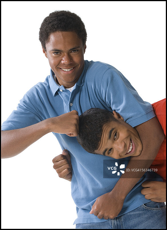 两个年轻男子嬉戏打闹的肖像图片素材