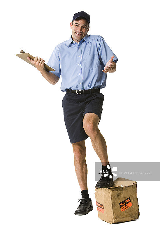 邮递员拿着剪贴板和包裹的肖像图片素材
