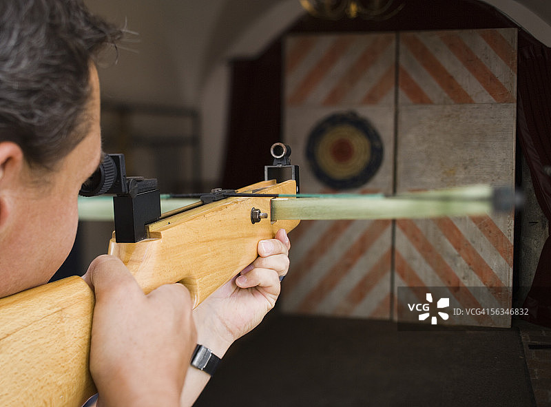 年轻男子瞄准目标特写图片素材