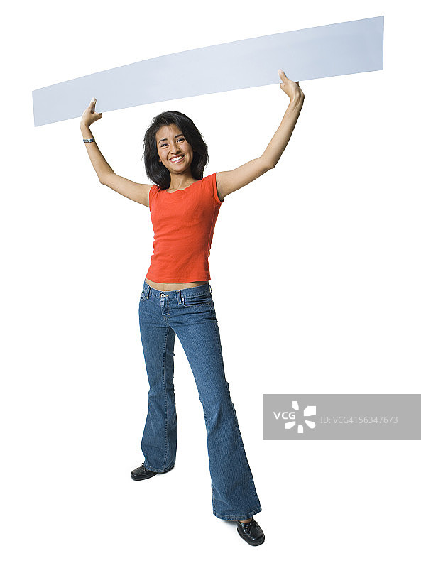 举着空白标牌的年轻女子肖像图片素材