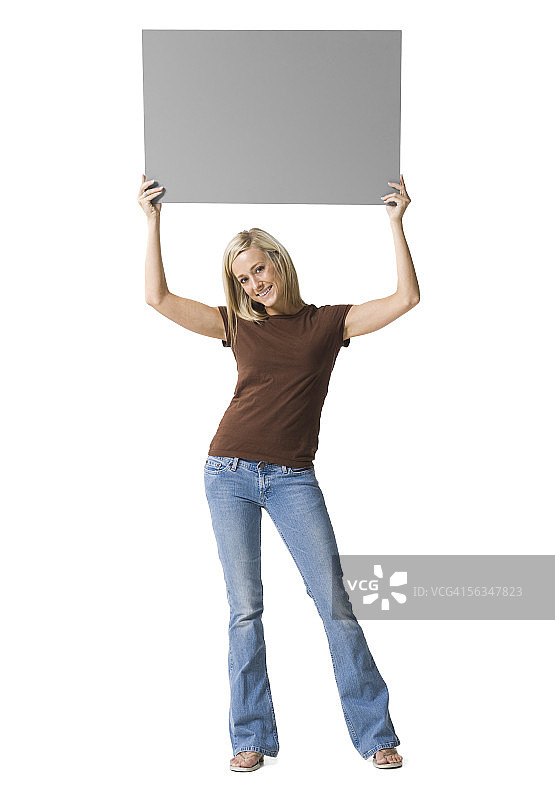 年轻女性举着空白标牌的肖像图片素材