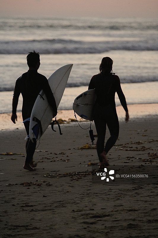 美国加州圣地亚哥海洋海滩的冲浪者图片素材