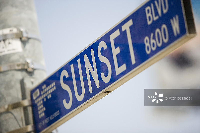 美国加利福尼亚州洛杉矶日落大道街道标志的低角度视图图片素材