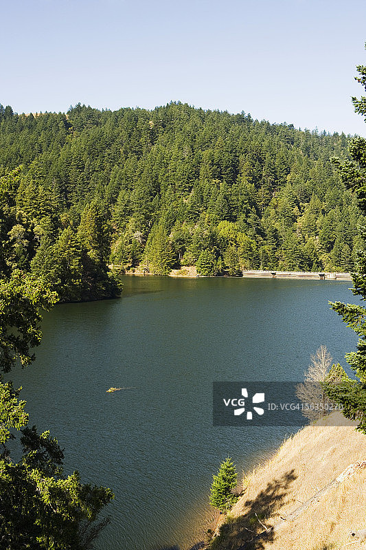 俯视角度拍摄的美国加利福尼亚州塔玛佩斯山州立公园的湖泊图片素材