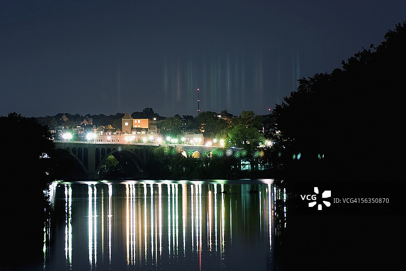 美国华盛顿特区波托马克河夜间照明的基桥图片素材