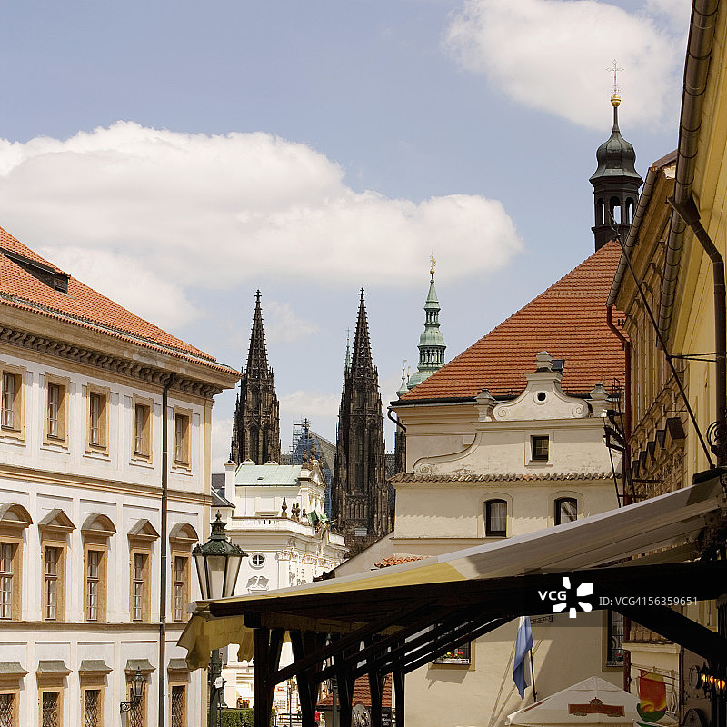 在布拉格赫拉德卡尼广场咖啡馆休息的游客图片素材