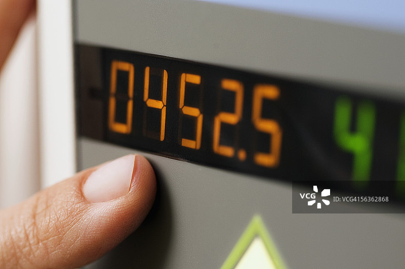 控制面板上人手指的特写图片素材