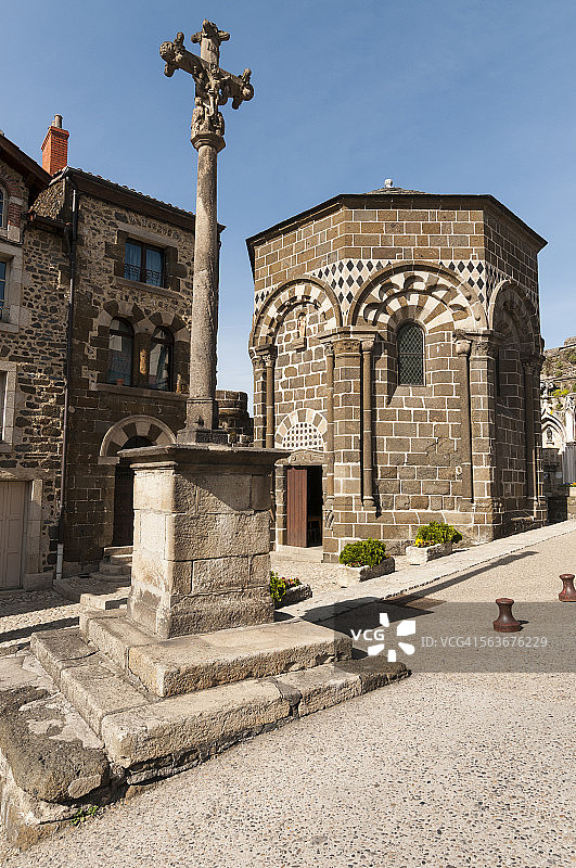 圣米歇尔-德-艾吉耶山脚下的教堂图片素材